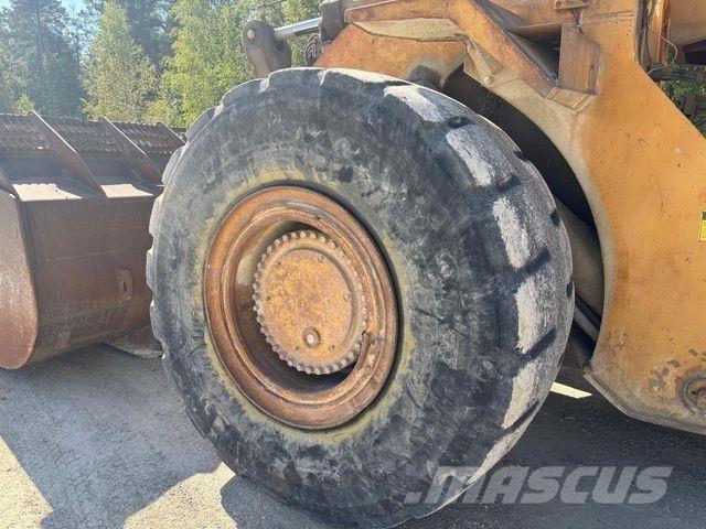 CAT 988 B Gumikerekes homlokrakodók