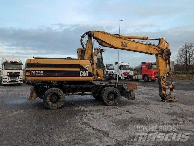 CAT M320 Gumikerekes kotrók