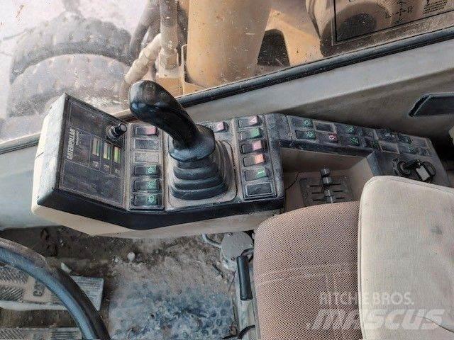 CAT M320 Gumikerekes kotrók