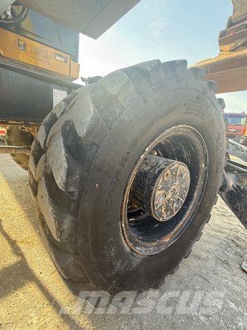 CAT M320 F Gumikerekes kotrók