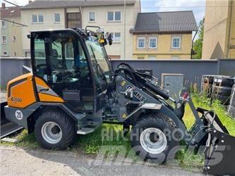 GiANT G3500 X-TRA Gumikerekes homlokrakodók