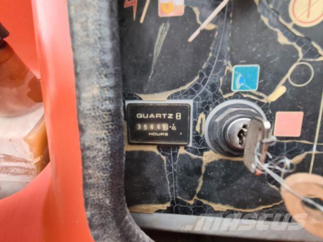 JLG 450 AJ - Karos emelők