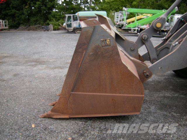 Volvo L 120 E Gumikerekes homlokrakodók