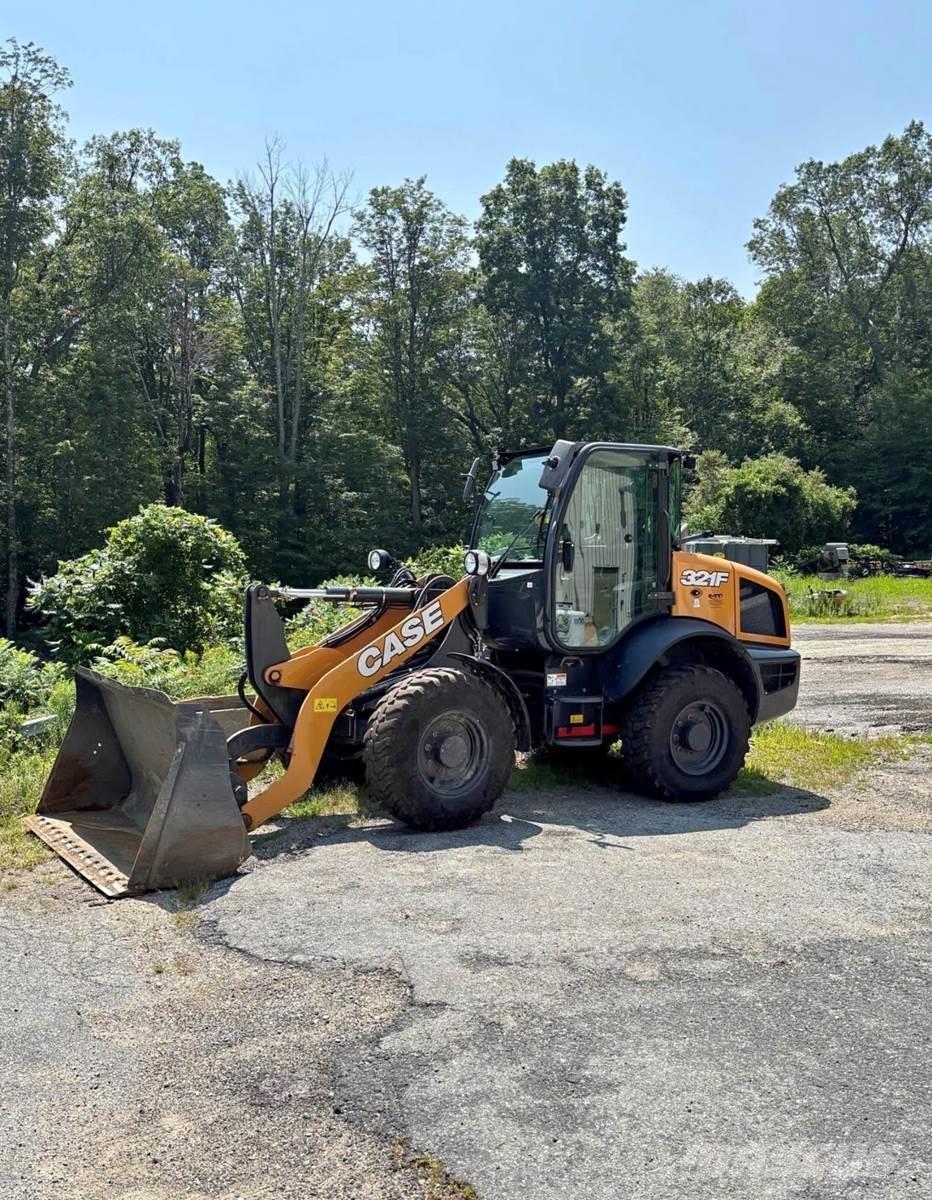 CASE 321F Gumikerekes homlokrakodók