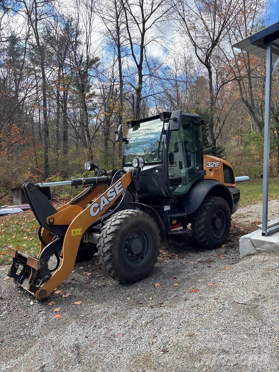 CASE 321F Gumikerekes homlokrakodók