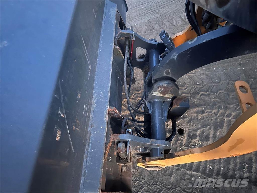 CASE 321F Gumikerekes homlokrakodók