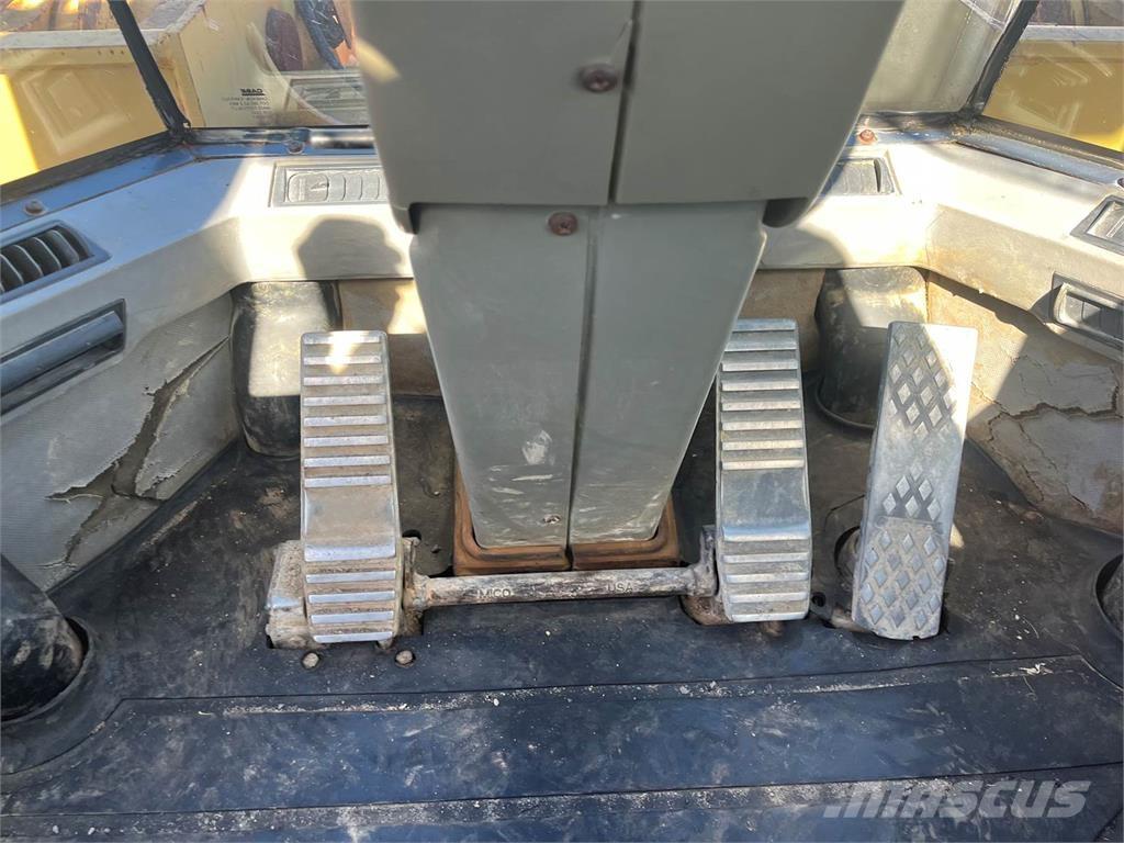 CASE 821C Gumikerekes homlokrakodók