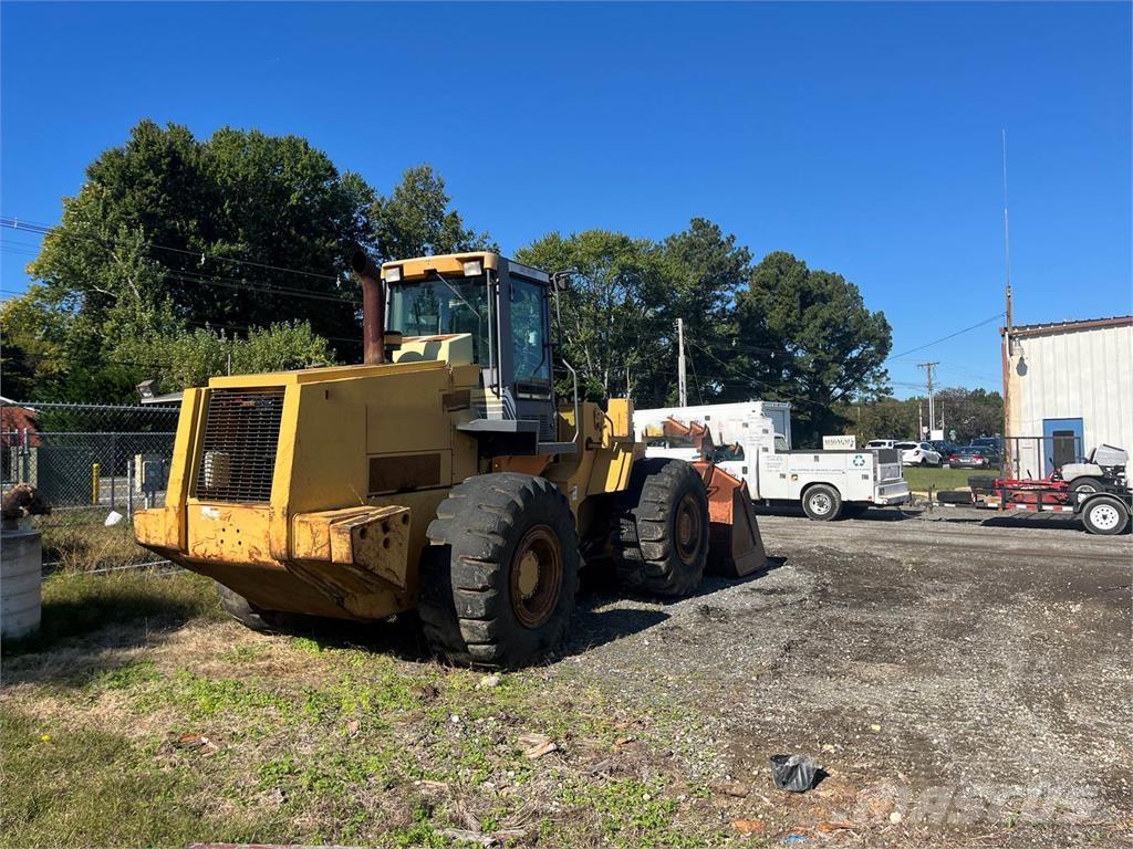 CASE 821C Gumikerekes homlokrakodók