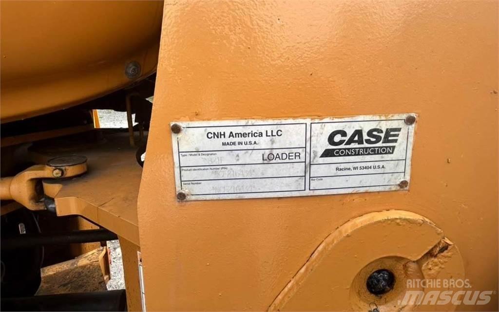 CASE 821F Gumikerekes homlokrakodók