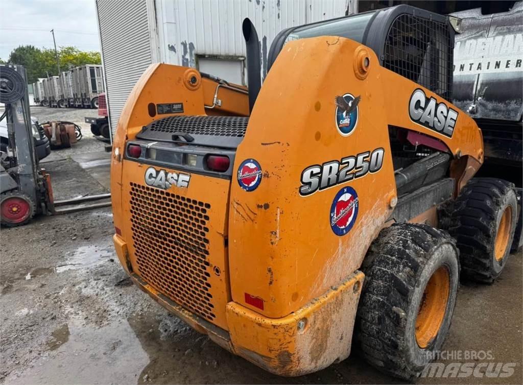 CASE SR250 Kompaktrakodók
