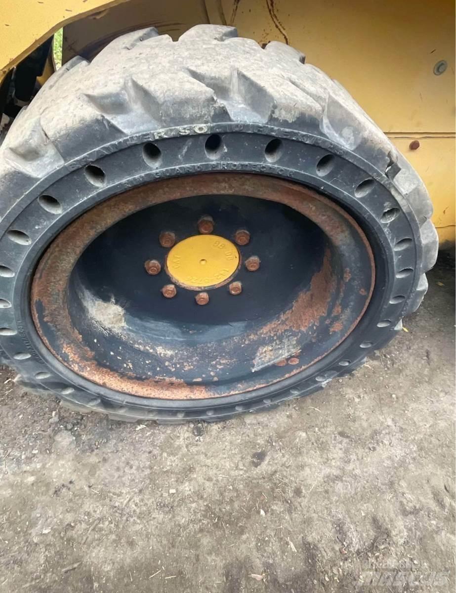 CAT 242 Kompaktrakodók