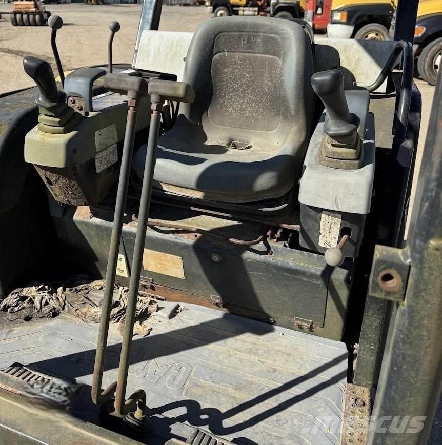 CAT 302.5 Mini kotrók < 7t