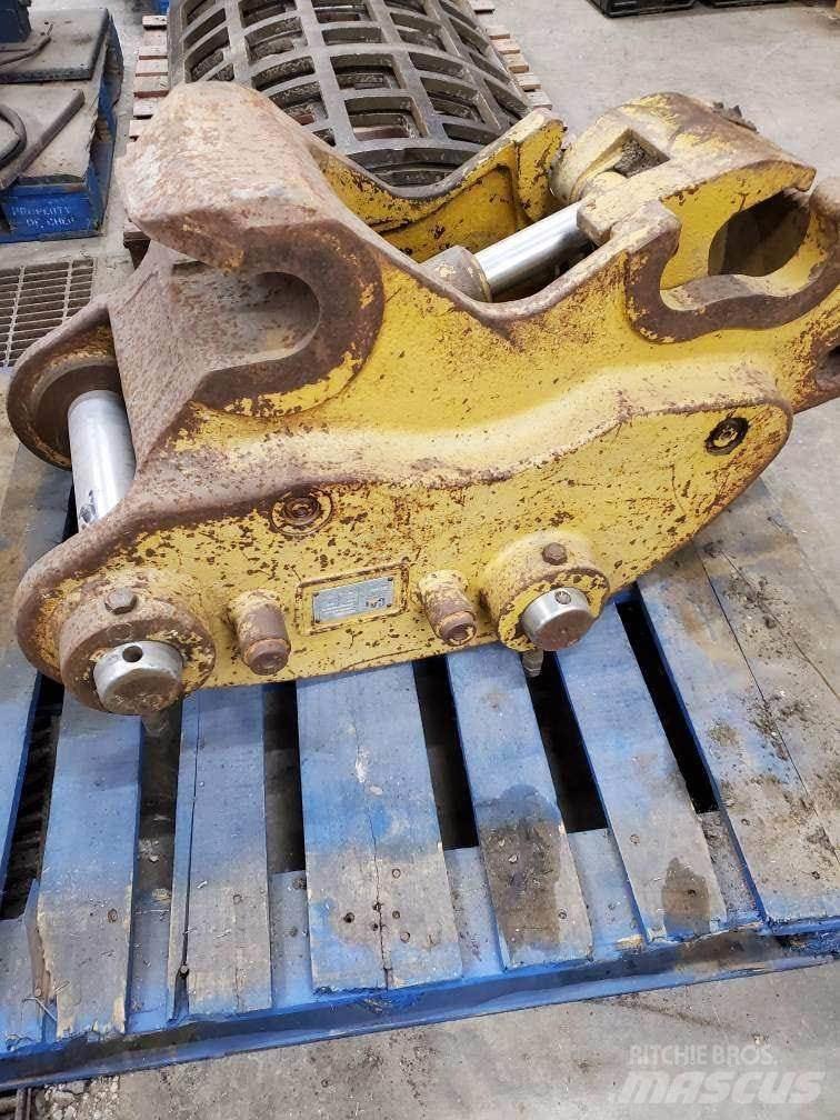 CAT 320DL Gyors csatlakozók