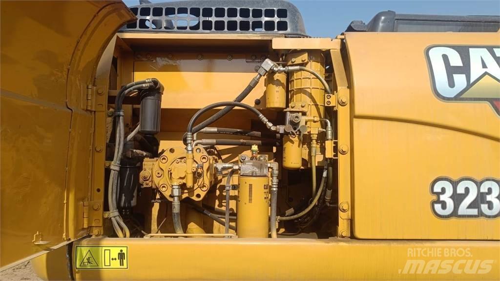 CAT 323D3 Lánctalpas kotrók