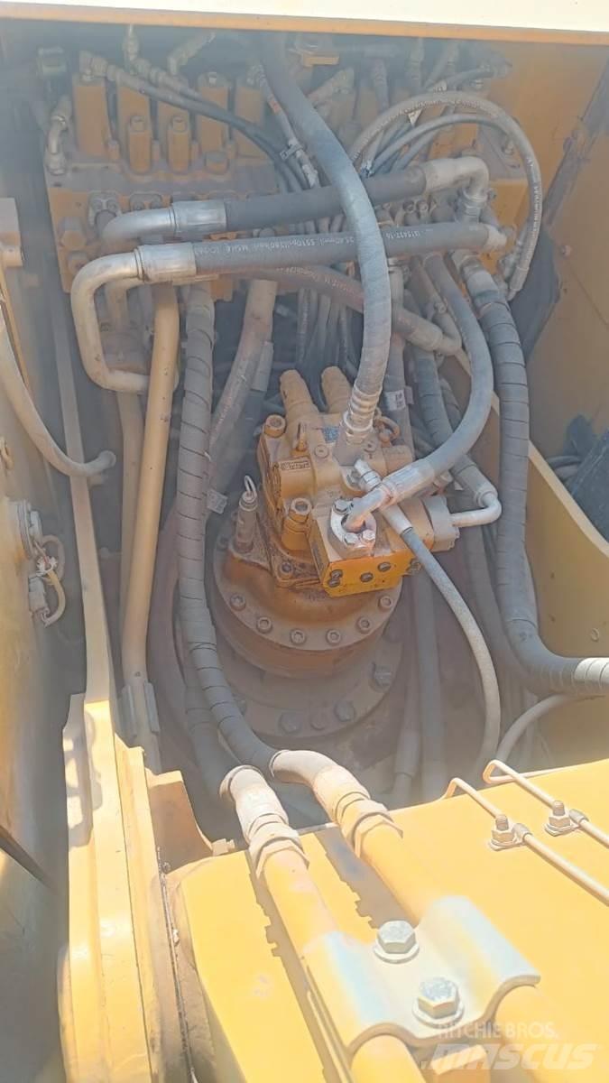 CAT 323D3 Lánctalpas kotrók