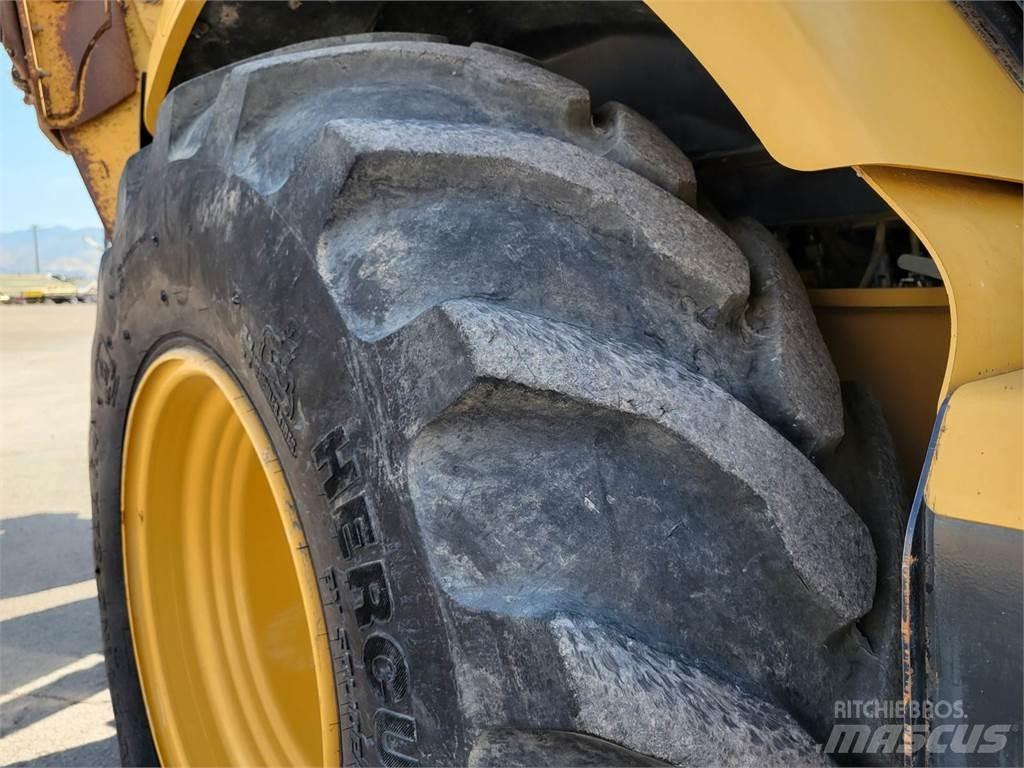 CAT 450F Lánctalpas kotrók
