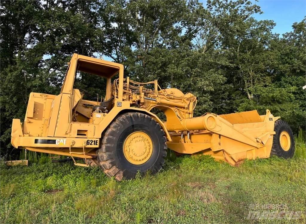 CAT 621E Földnyesők (szkréperek)