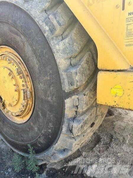 CAT 621G Földnyesők (szkréperek)