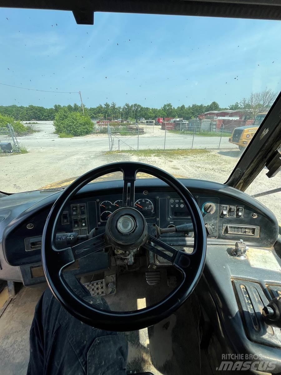 CAT 735 Csuklósdömperek