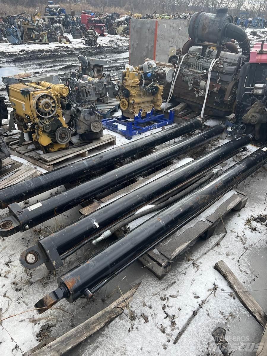 CAT 740B Daru tertozékok és felszerelések