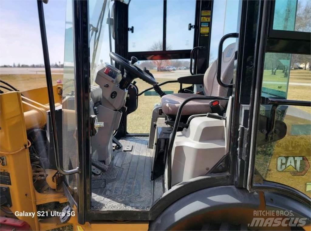 CAT 903D Gumikerekes homlokrakodók