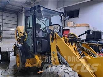 CAT 906H Gumikerekes homlokrakodók