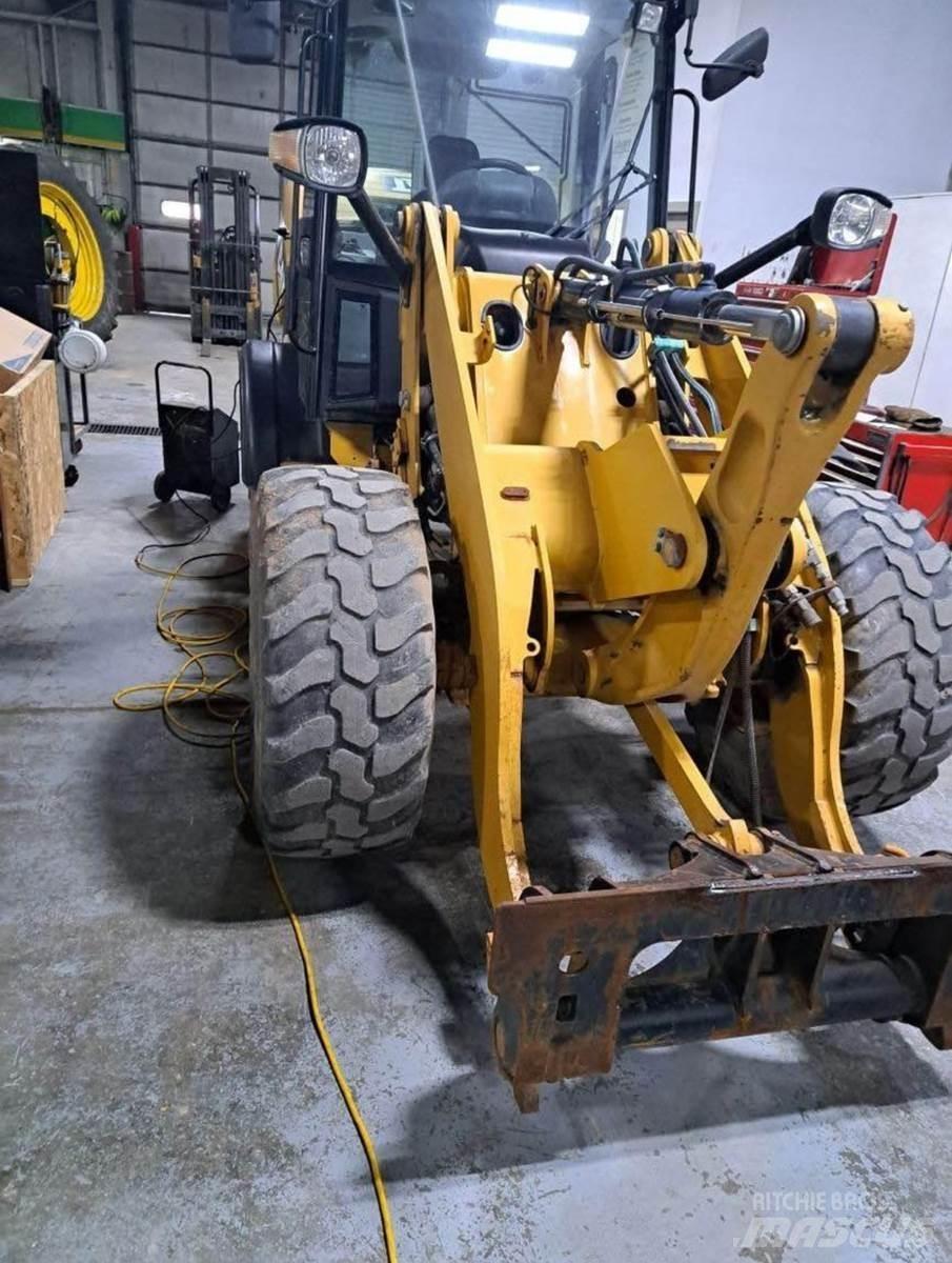 CAT 906H Gumikerekes homlokrakodók