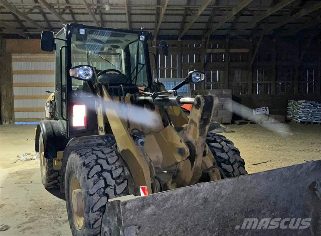 CAT 906H Gumikerekes homlokrakodók