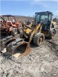 CAT 906H2 Gumikerekes homlokrakodók