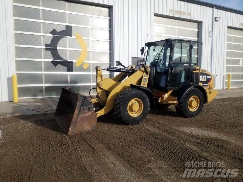 CAT 906M Gumikerekes homlokrakodók