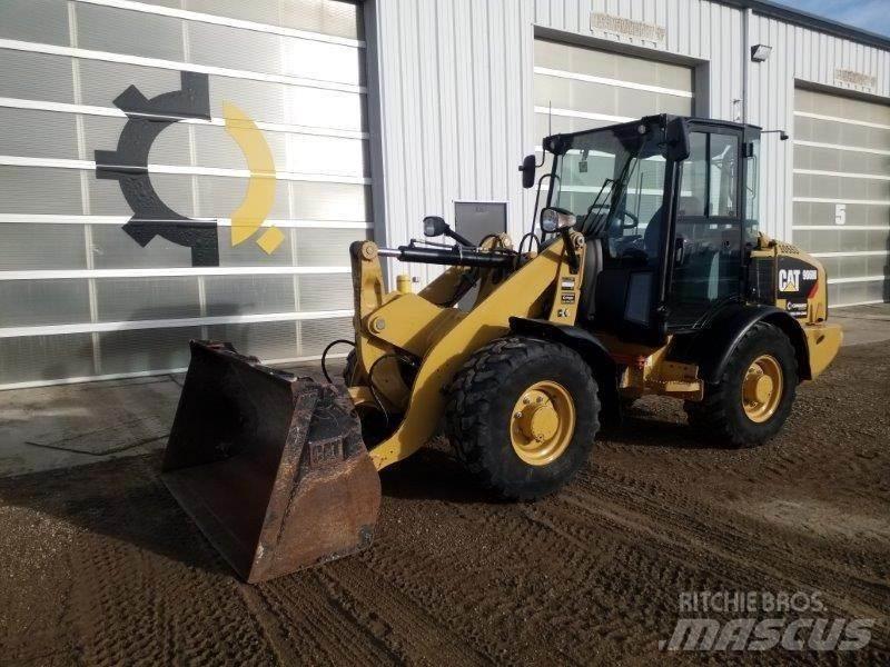 CAT 906M Gumikerekes homlokrakodók