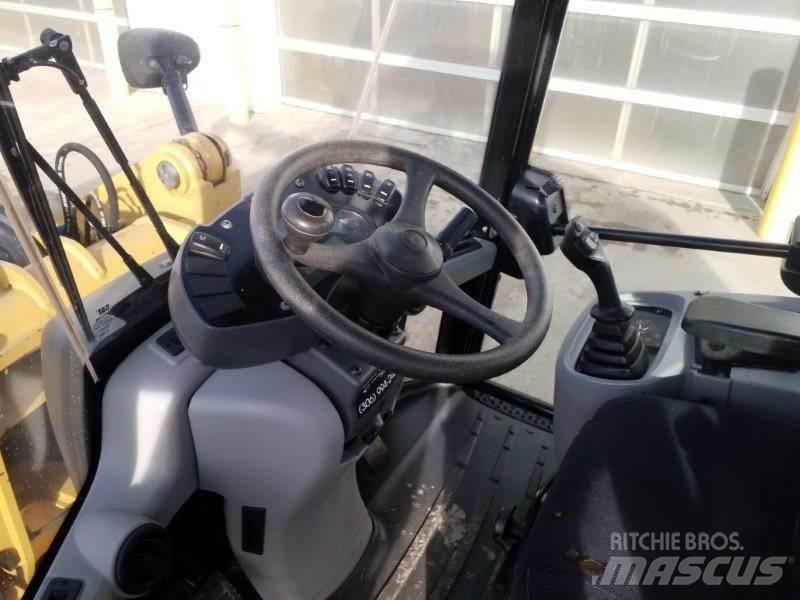 CAT 906M Gumikerekes homlokrakodók