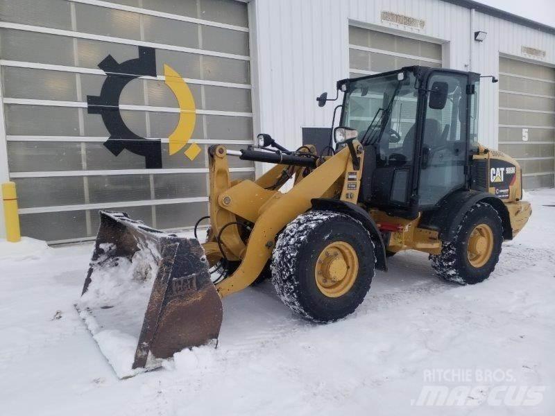 CAT 906M Gumikerekes homlokrakodók