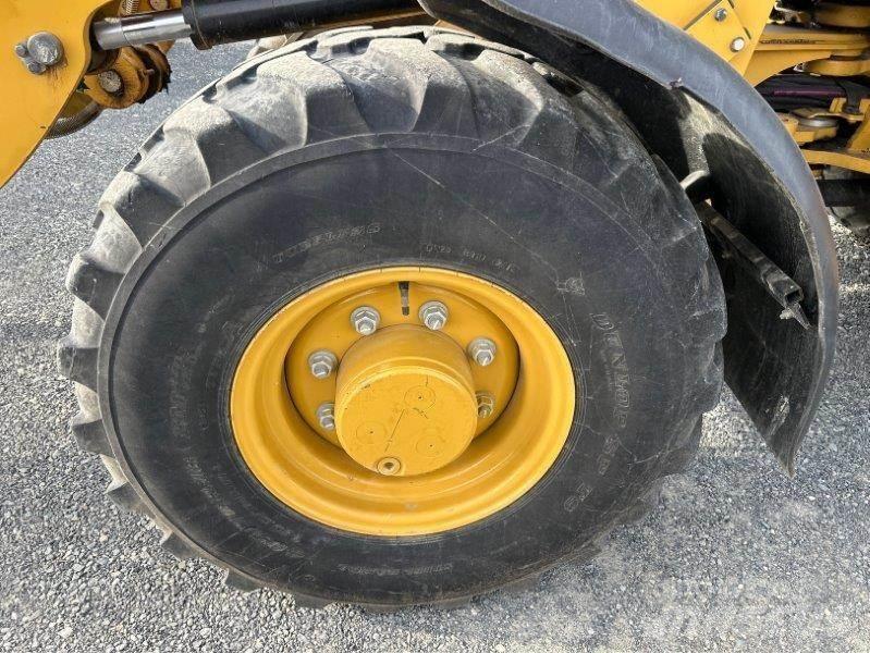 CAT 906M Gumikerekes homlokrakodók