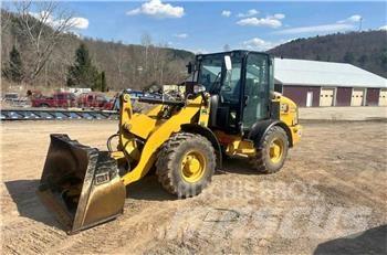 CAT 906M Gumikerekes homlokrakodók