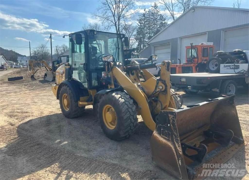 CAT 906M Gumikerekes homlokrakodók