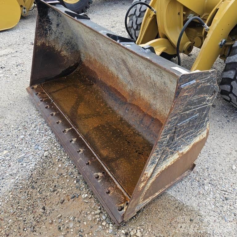 CAT 906M Gumikerekes homlokrakodók