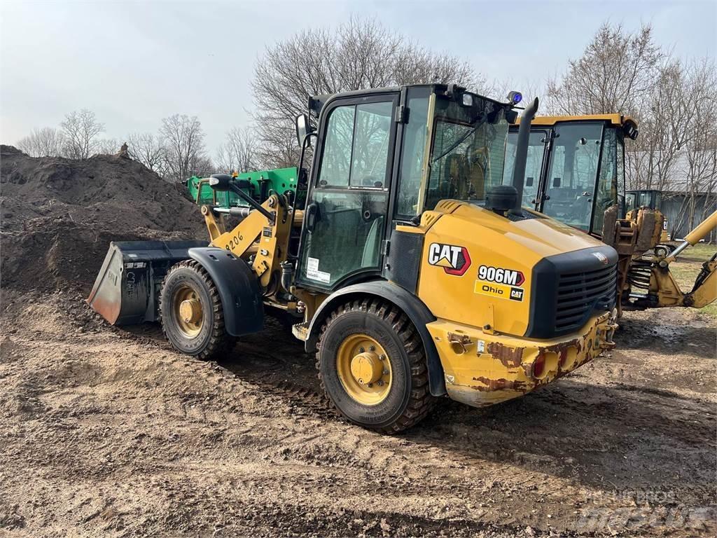CAT 906M Gumikerekes homlokrakodók