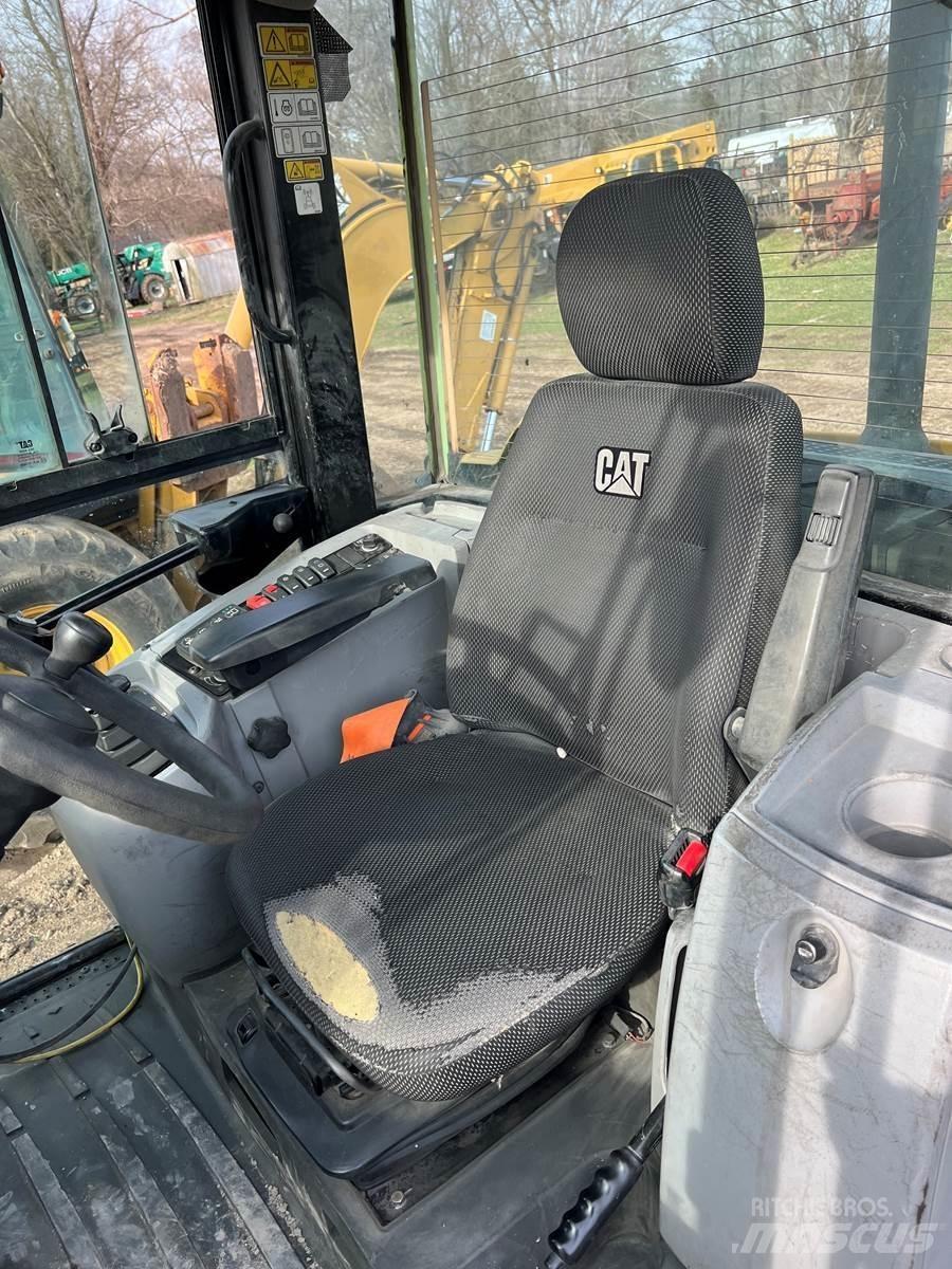 CAT 906M Gumikerekes homlokrakodók