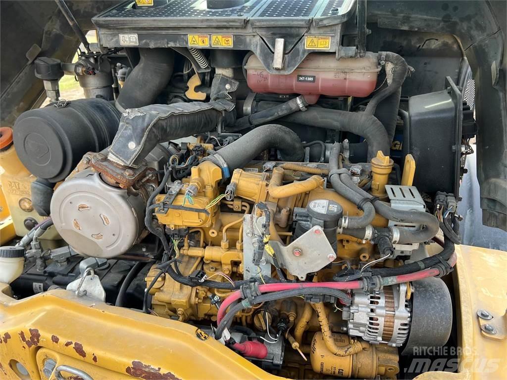 CAT 906M Gumikerekes homlokrakodók