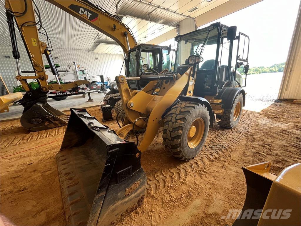 CAT 908M Gumikerekes homlokrakodók