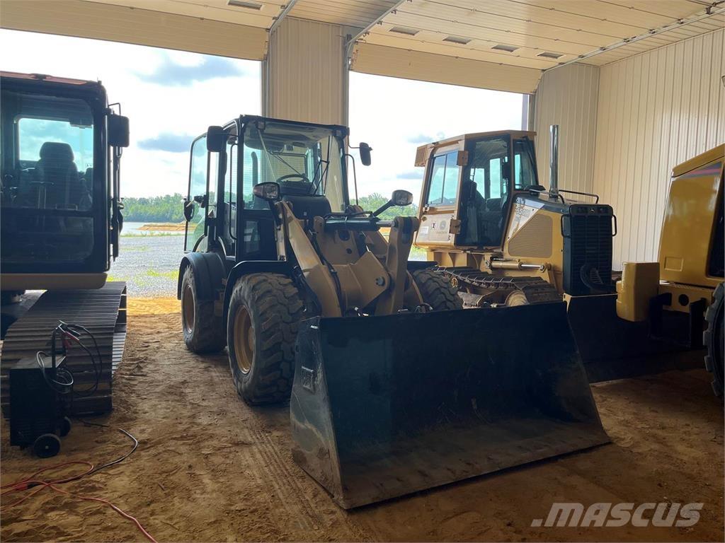 CAT 908M Gumikerekes homlokrakodók