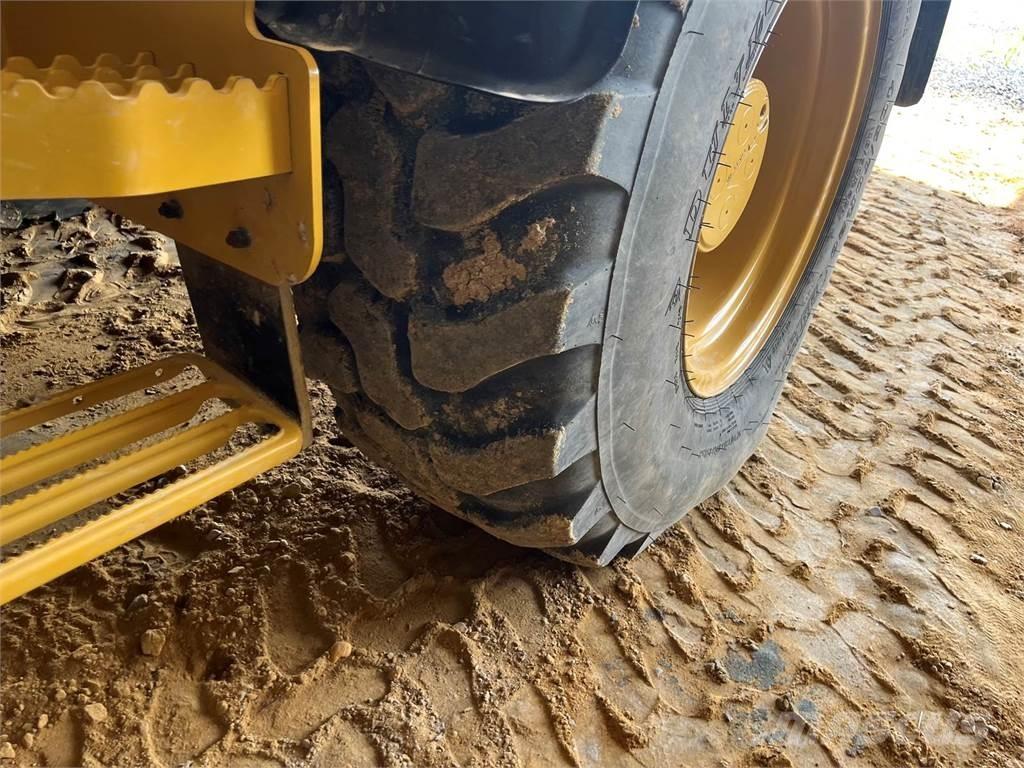 CAT 908M Gumikerekes homlokrakodók
