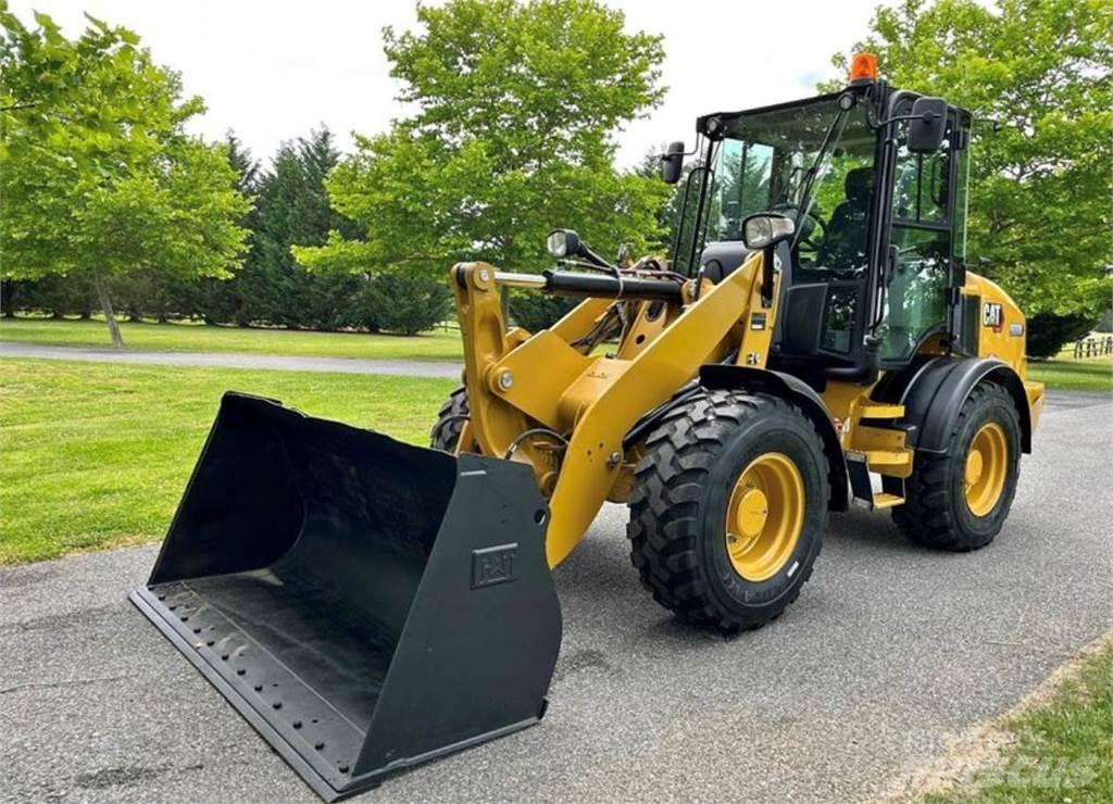 CAT 908M Gumikerekes homlokrakodók