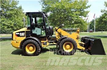 CAT 908M Gumikerekes homlokrakodók
