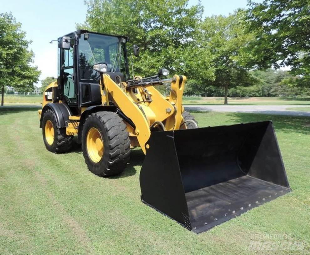 CAT 908M Gumikerekes homlokrakodók