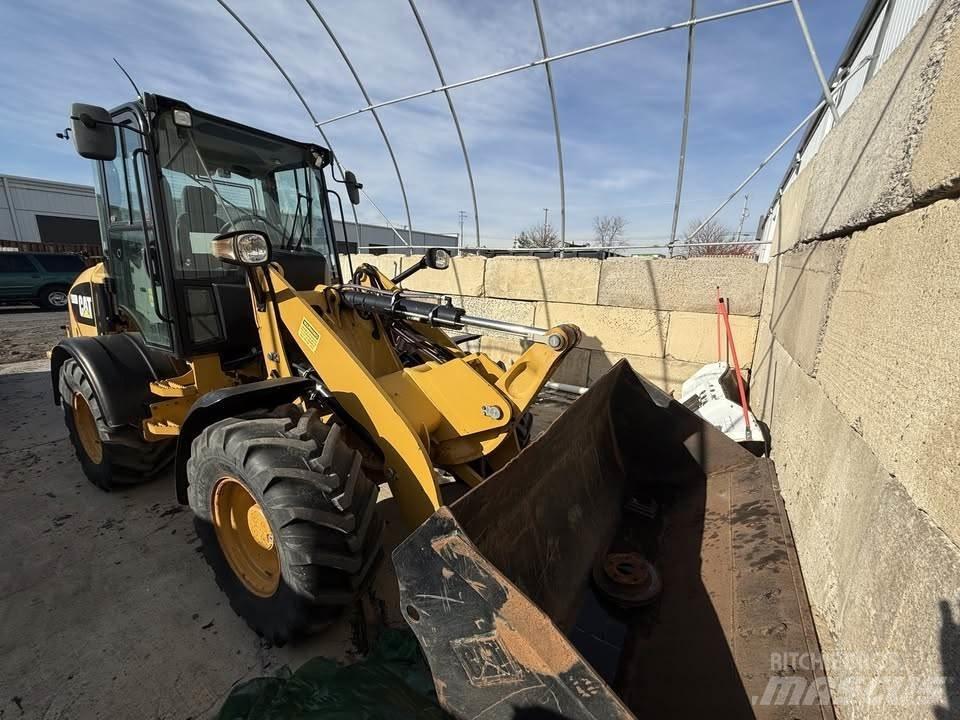 CAT 908M Gumikerekes homlokrakodók