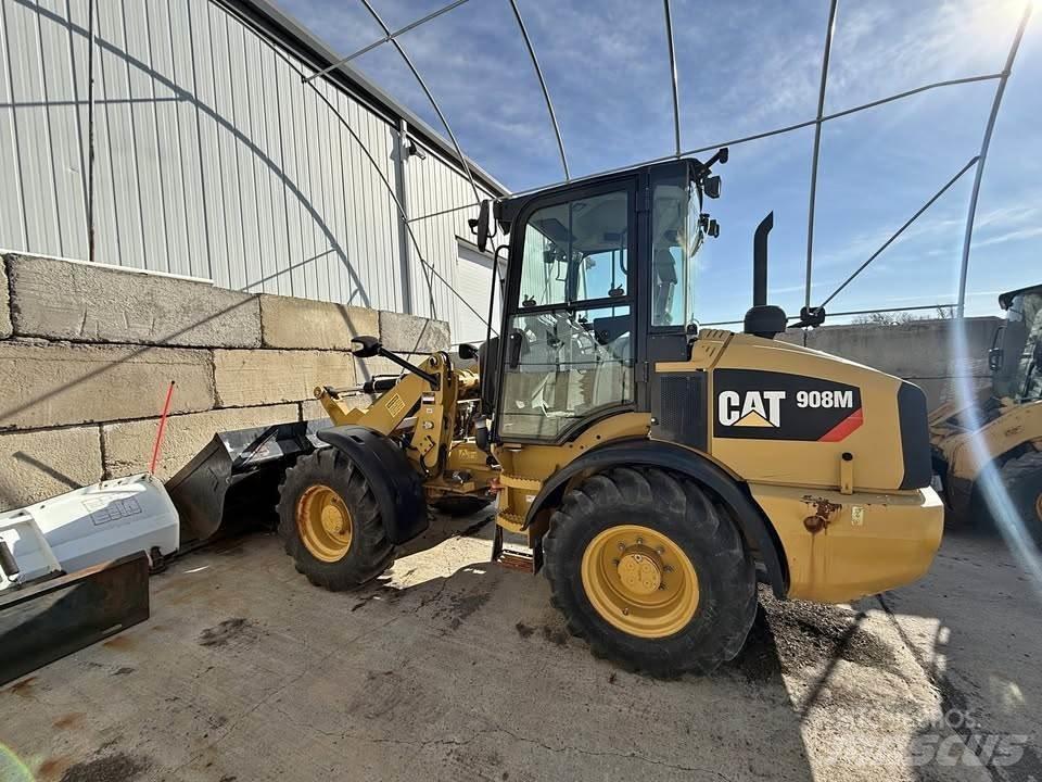 CAT 908M Gumikerekes homlokrakodók
