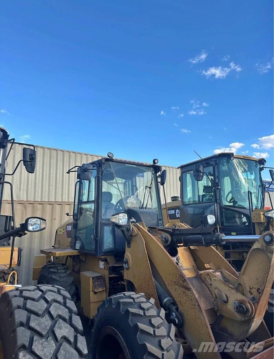 CAT 910M Gumikerekes homlokrakodók