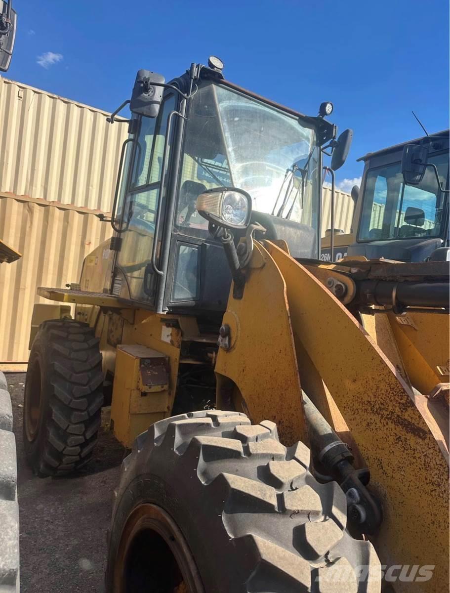 CAT 910M Gumikerekes homlokrakodók